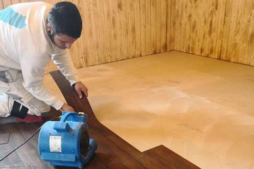 Holzboden_Bodenverlegung_Arbeiter_Malermeister_Sterk.png